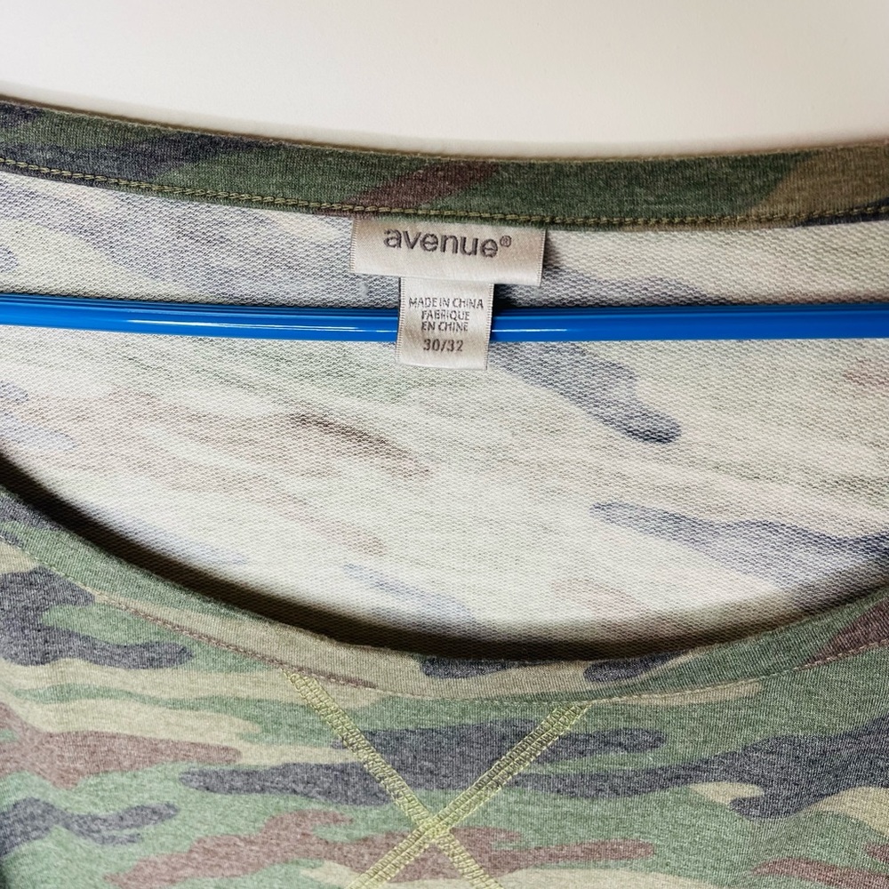 NWOT AVENUE CAMO LONG SLEEVE TOP SIZE 30 32